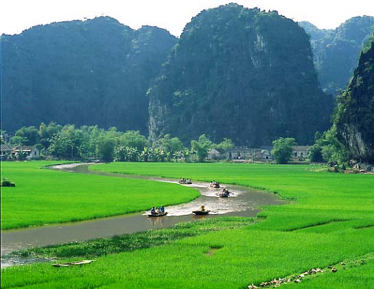 Đặc sắc trong hệ thống hang động là loại hang nước nằm ngang, xuyên qua lòng các dãy núi lớn, ngập nước thường xuyên. Những hang, động này chuyển tải nước đối lưu chảy thông giữa các khe núi thành một dòng nối liền giữa các thung với nhau. Nơi đây sẽ là địa điểm hấp dẫn khi du khách ghé qua.